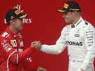 Sebastian Vettel (vlevo) gratuluje Valtterimu Bottasovi k vítzství ve Velké...