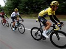 Ldr zvodu Geraint Thomas (ve lutm) bhem druh etapy Tour de France.