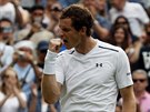 Brit Andy Murray slaví postup do druhého kola Wimbledonu.