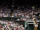 Viktoria Azarenková servíruje ped plnými tribunami ve Wimbledonu.