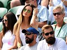 Manelka Tomáe Berdycha Ester sleduje svého mue bhem tetího kola Wimbledonu.