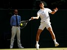 Srb Novak Djokovi bhem tetího kola Wimbledonu.