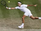 Roger Federer returnuju bhem tetího kola Wimbledonu.