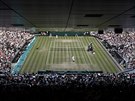 Duel Rogera Federera s Mischou Zverevem na hlavnm kurtu Wimbledonu pohledem z...