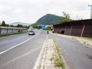 Lide nos svky na msto autonehody dvou dvek u Obrnic na Mostecku (8....
