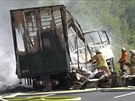 V Bavorsku vzplál po nehod autobus. Ticet zranných, 18 nezvstných