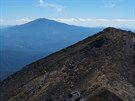 Jiním smrem je velmi dobe viditelný druhý nejvyí japonský vulkán Ontake.