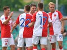 Fotbalisté Slavie oslavují v pípravném zápase gól do sít iliny.