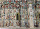 Sucevita. Zdi kláterního kostela pokrývají pestrobarevné fresky bratr...