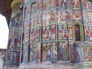 Sucevita. Zdi kláterního kostela pokrývají pestrobarevné fresky bratr...