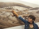 Starostka Eva To�ov� ukazuje na velkoform�tov� historick� fotografii, kam a�...
