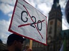 Lidé protestují před chystaným summitem G20 v Hamburku. (7. července 2017