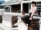 Audrey Hornová v jednom ze svých ikonických outfit. Její kostkovaná sukn,...