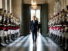 Francouzský prezident Emmanuel Macron prochází Galerií bust ve Versailles ped...