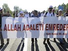 Spravedlnost naídil Alláh, hlásá nápis na transparentu píznivc turecké...