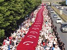 Více ne kilometr dlouhou tureckou státní vlajku roztáhli nad pochodem...