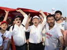 Lídr turecké opoziní strany CHP Kemal Kilicdaroglu (uprosted) se ped temi...