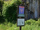 Nezn�m� vandal v Moravsk�m krasu po�kozuje cedule s mal�m st�tn�m znakem....