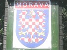 Neznámý vandal v Moravském krasu pokozuje cedule s malým státním znakem....