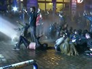 Vodní dla, slzný plyn. Policie znovu rozhánla demonstranty v Hamburku