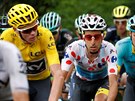 Chris Froome (ve lutém) následovaný Fabiem Aruem, Jakobem Fuglsangem a Simonem...