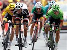 TSNÝ FINI. Rigoberto Uran (vpravo) bojuje o vítzství v deváté etap Tour de...