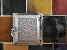 Jedny z kachlov�ch kamen, kter� Franti�ek Vlk postavil.