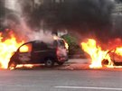 Demonstranti zapálili desítky aut v ulicích Hamburku, kde probíhá summit G20....