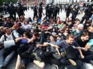 Demonstranti blokují ulice Hamburku vlastními tly. (7. 7. 2017)