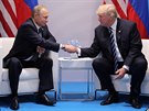 Pevný stisk rukou. Vladimir Putin a Donald Trump zahájili první spolené...