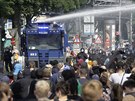 Vodní dlo v akci. Policie v Hamburku rozhání demonstraci kvli summitu G20....