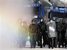 Vodní dlo v akci. Policie v Hamburku rozhání demonstraci kvli summitu G20....
