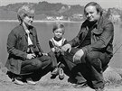 Chartista Petr Hanzlík s manelkou a synem pedtím, ne se museli v roce 1982...