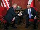 Americký prezident Donald Trump si tese rukou s polským prezidentem Andrzejem...