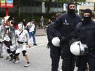 Protestující a policisté v sobotu v ulicích Hamburku (8.7.2017)