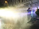 Policie v Hamburku hojn vyuívala vodní dla. (8.7.2017)