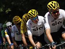 Chris Froome (druhý zprava) bhem tetí etapy Tour de France