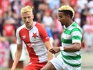 Michal Frydrych (vlevo) ze Slavie brání Scotta Sinclaira ze Celticu Glasgow.