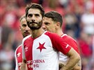 Halil Altintop (v popedí) a jeho spoluhrái ze Slavie po zápase s Celtikem...