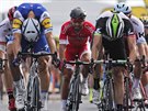 Fini sedmé etapy Tour de France: Marcel Kittel (v modrém) si jede pro tsné...