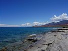 Jezero Issyk-kul v Kyrgyzstánu.