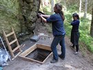 Archeologové kopou sondu v místě ohnišť pod převisem ve Vlčí rokli v...