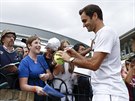 Roger Federer rozdává podpisy po tréninku.