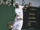 John Isner returnuje v duelu 2. kola Wimbledonu.