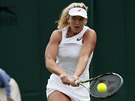 Coco Vandewegheová returnuje v duelu 2. kola Wimbledonu.