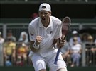 John Isner se raduje v prbhu 2. kola Wimbledonu.