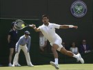FORHEND. Novak Djokovi bhem duelu 2. kola Wimbledonu proti Adamu Pavláskovi.
