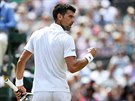 Novak Djokovi a gesto znaící radost v duelu 2. kola Wimbledonu proti Adamu...
