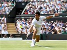 Novak Djokovi returnuje v duelu 2. kola Wimbledonu proti Adamu Pavláskovi.