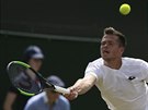 Adam Pavlásek bojuje v duelu 2. kola Wimbledonu proti Novaku Djokoviovi.